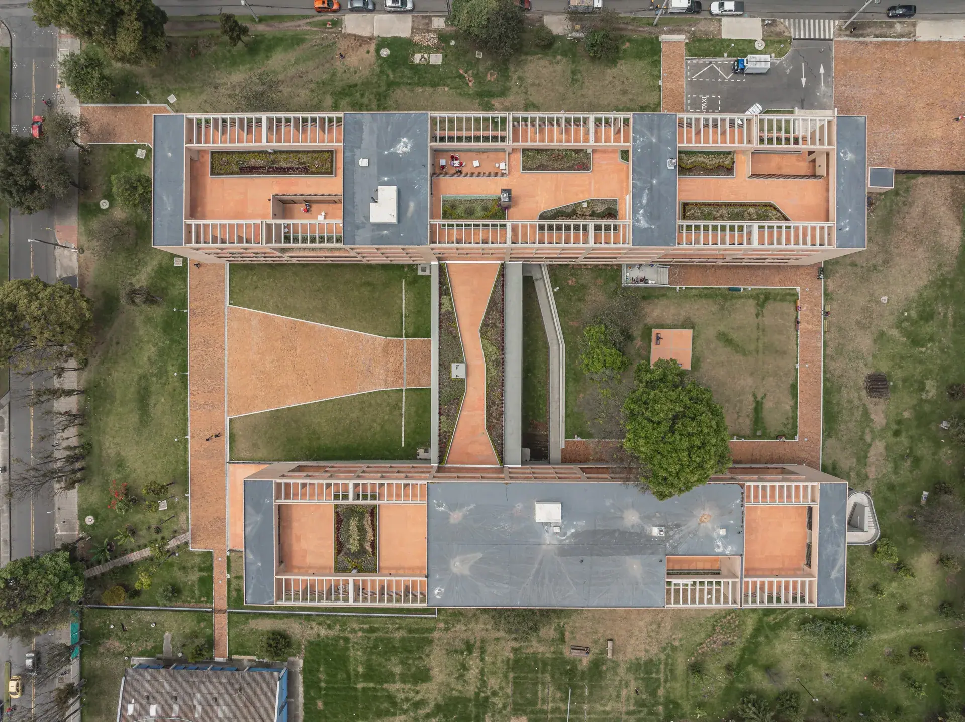 Vista exterior del centro de atención destacando el acceso peatonal y andenes.